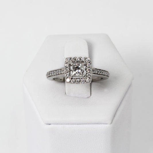 Anillo Solitario, Oro Blanco 14k con Diamantes Laterales y Halo. Diamante Central Corte Princesa