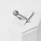 Anillo de Compromiso con Diamante Central y Diamante Laterales