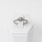 Anillo de Compromiso con Diamante Central y Diamante Laterales