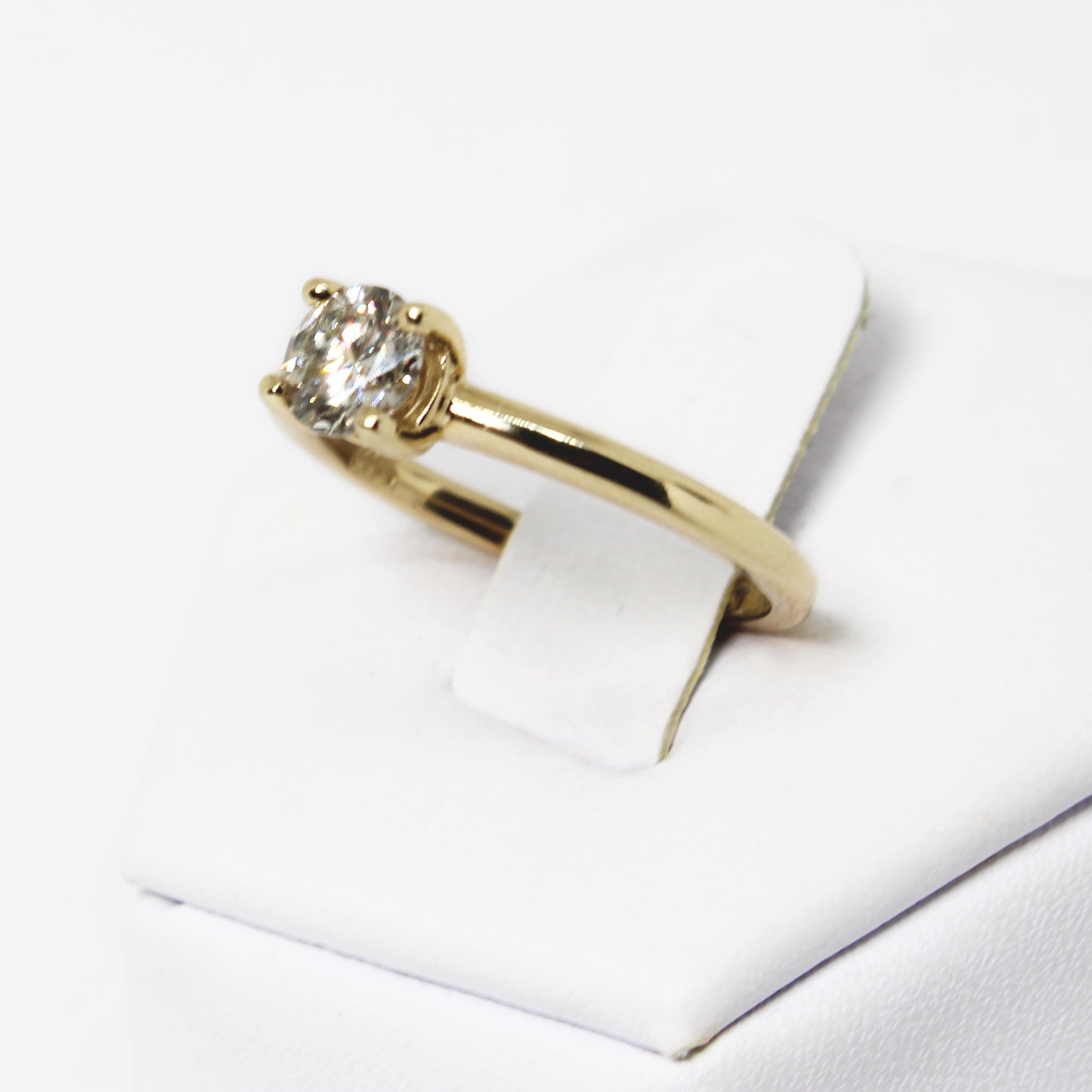 Anillo Solitario en Oro Amarillo 14k con Diamante Montado a 4 Uñas