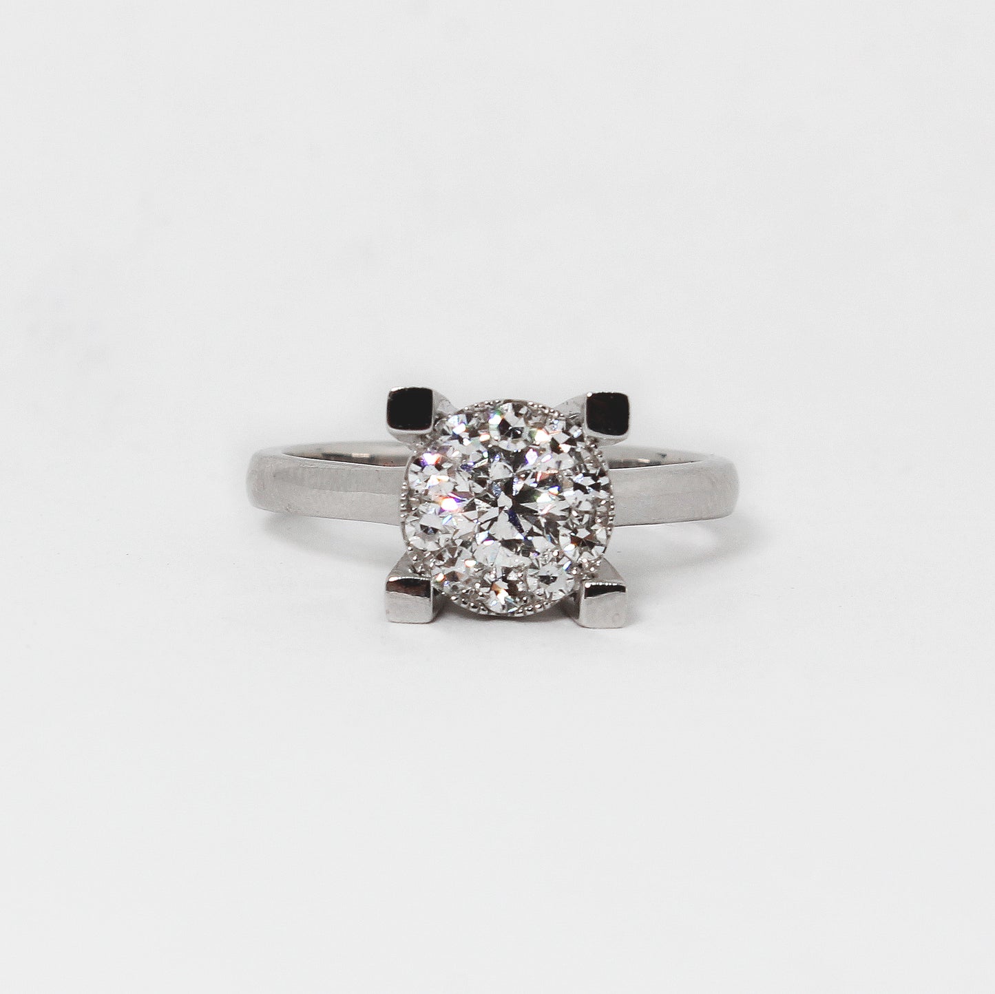 Anillo Solitario En Oro Blanco 14k con Montadura a 4 Uñas con Diamantes