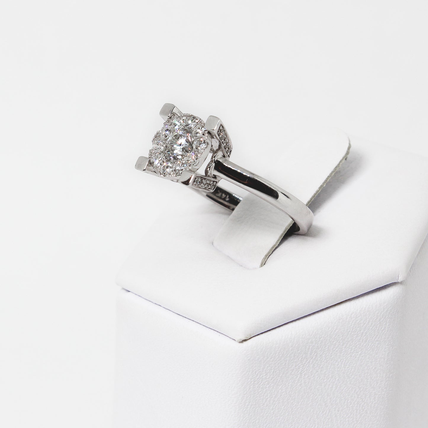Anillo Solitario En Oro Blanco 14k con Montadura a 4 Uñas con Diamantes
