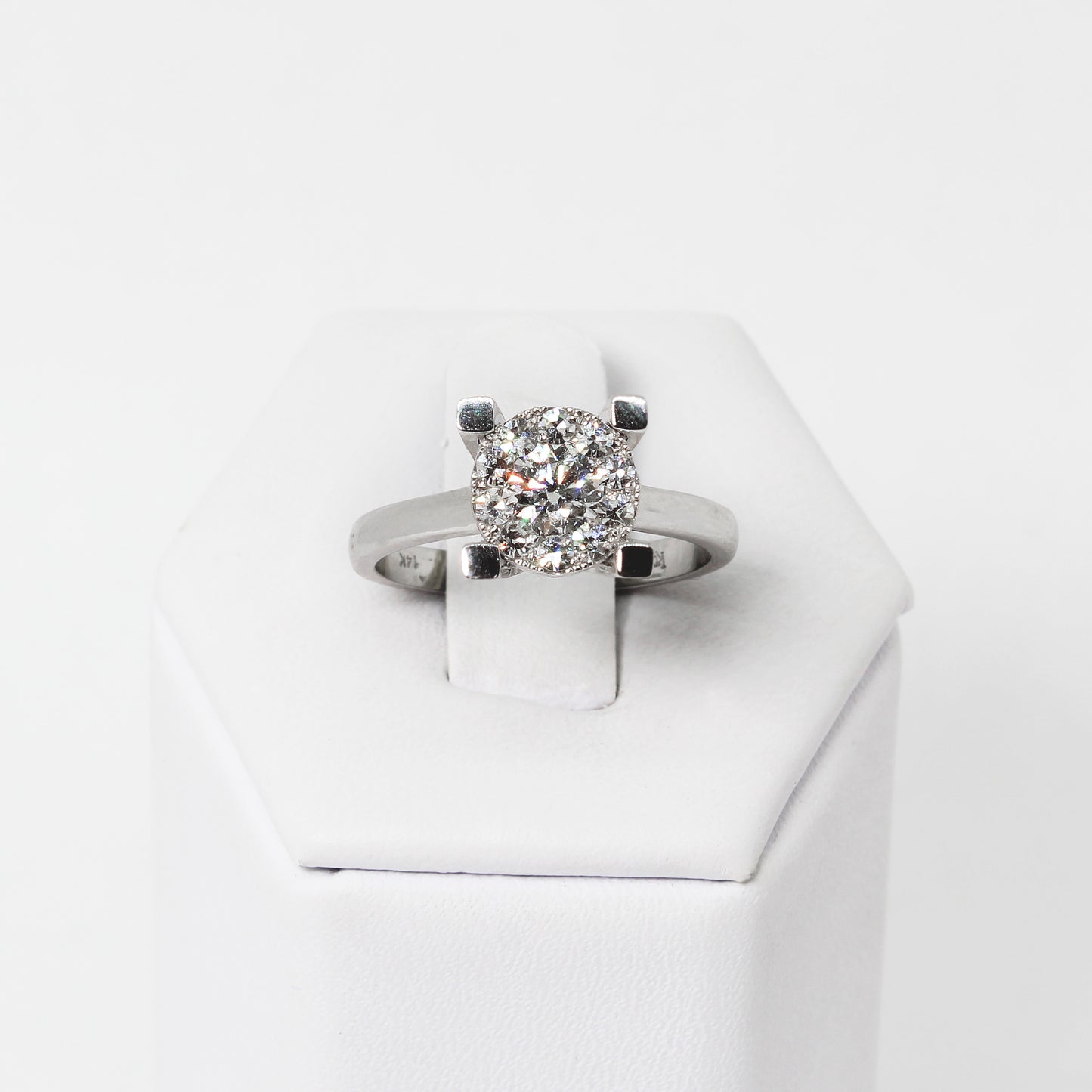 Anillo Solitario En Oro Blanco 14k con Montadura a 4 Uñas con Diamantes