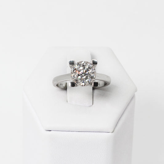 Anillo Solitario En Oro Blanco 14k con Montadura a 4 Uñas con Diamantes