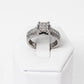 Anillo Solitario en Oro Blanco 14k Con Diamantes Laterales y Montadura Central de Diamantes Corte Princesa