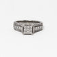 Anillo Solitario en Oro Blanco 14k Con Diamantes Laterales y Montadura Central de Diamantes Corte Princesa