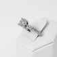 Anillo Solitario en Oro Blanco con Diamante Naturales Laterales y Lluvia de Diamantes en Motadura a 4 Uñas