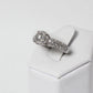 Anillo Solitario en Oro Blanco 14k con Diamantes Naturales Incrustados en Laterales y Diamantes en Montadura