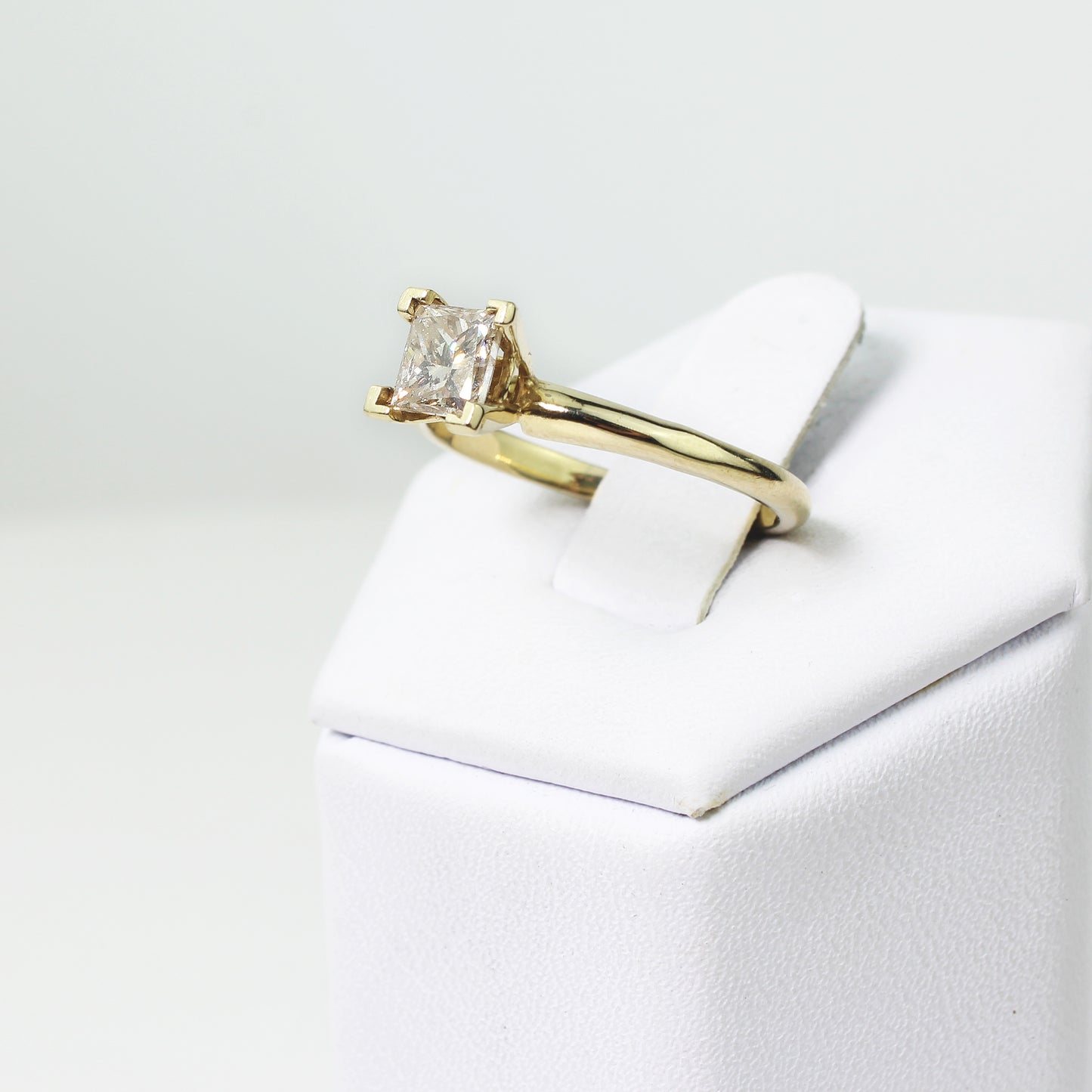 Hermoso Anillo Solitario en Oro Amarillo 14k Con Diamante GIA Corte Princesa