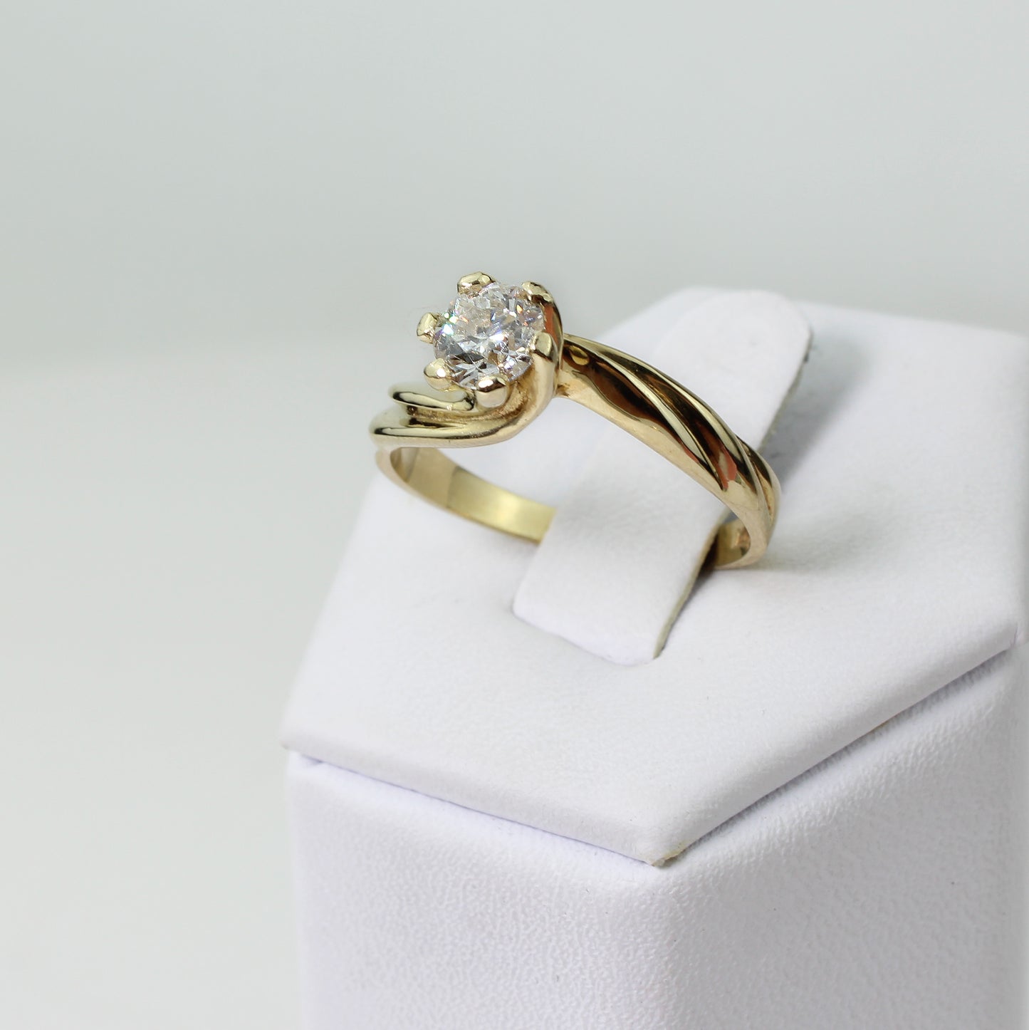 Anillo Solitario de Diamante Natural Montado en Anillo de Oro Amarillo 14k