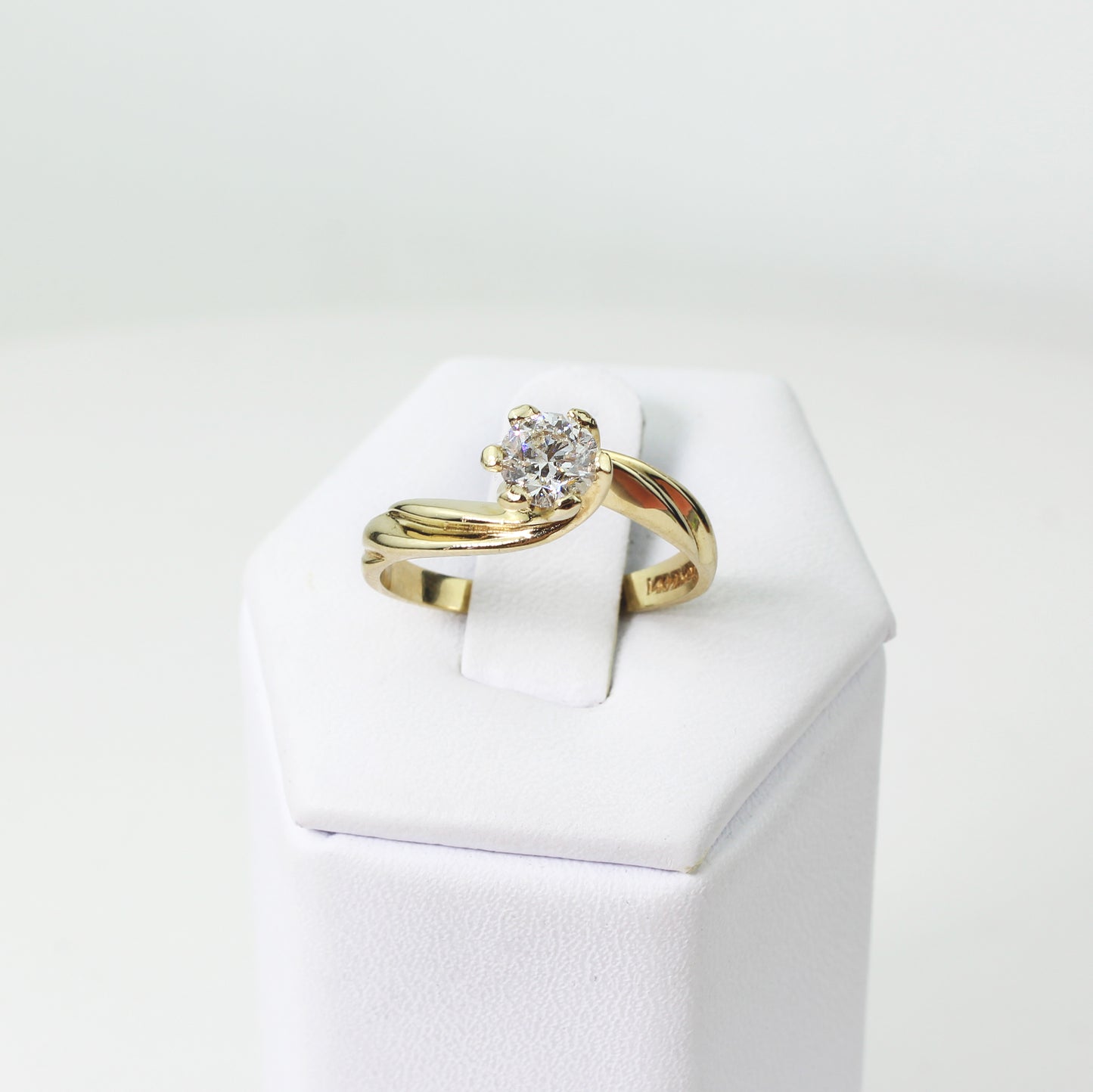 Anillo Solitario de Diamante Natural Montado en Anillo de Oro Amarillo 14k