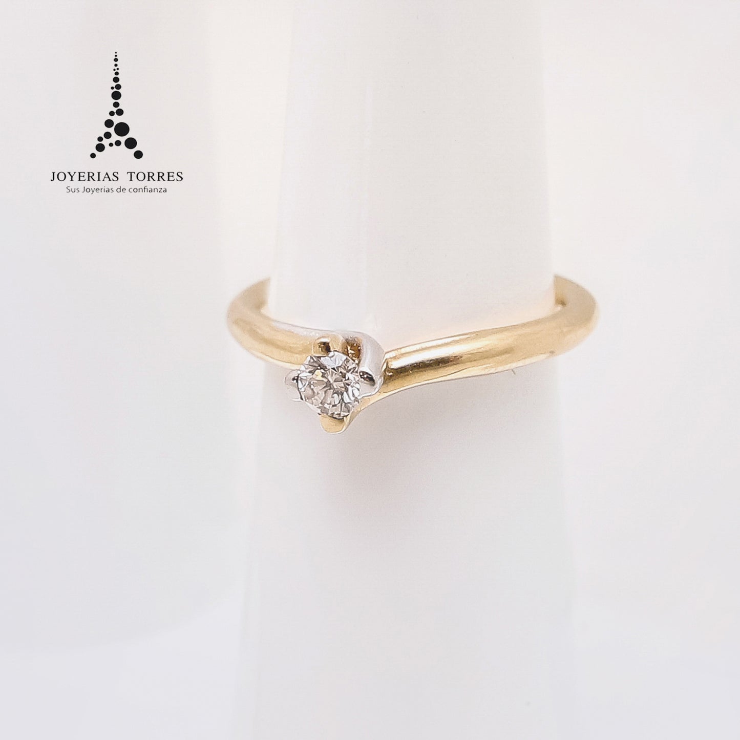 Anillo Solitario de Diseño con Diamante de Excelente Calidad 0.18Ct