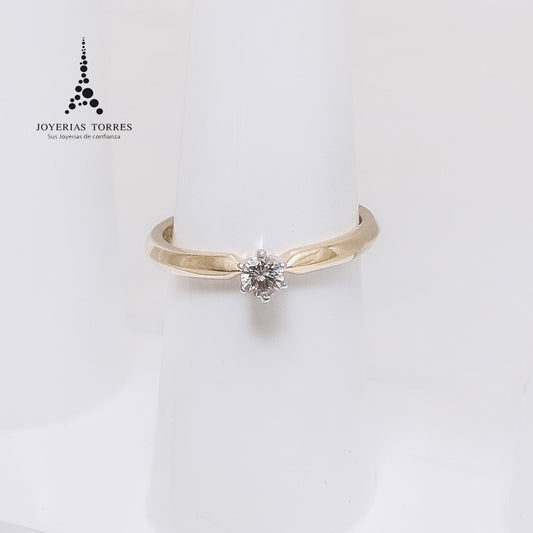 Anillo Solitario de Diseño con Diamante de Excelente Calidad 0.14Ct