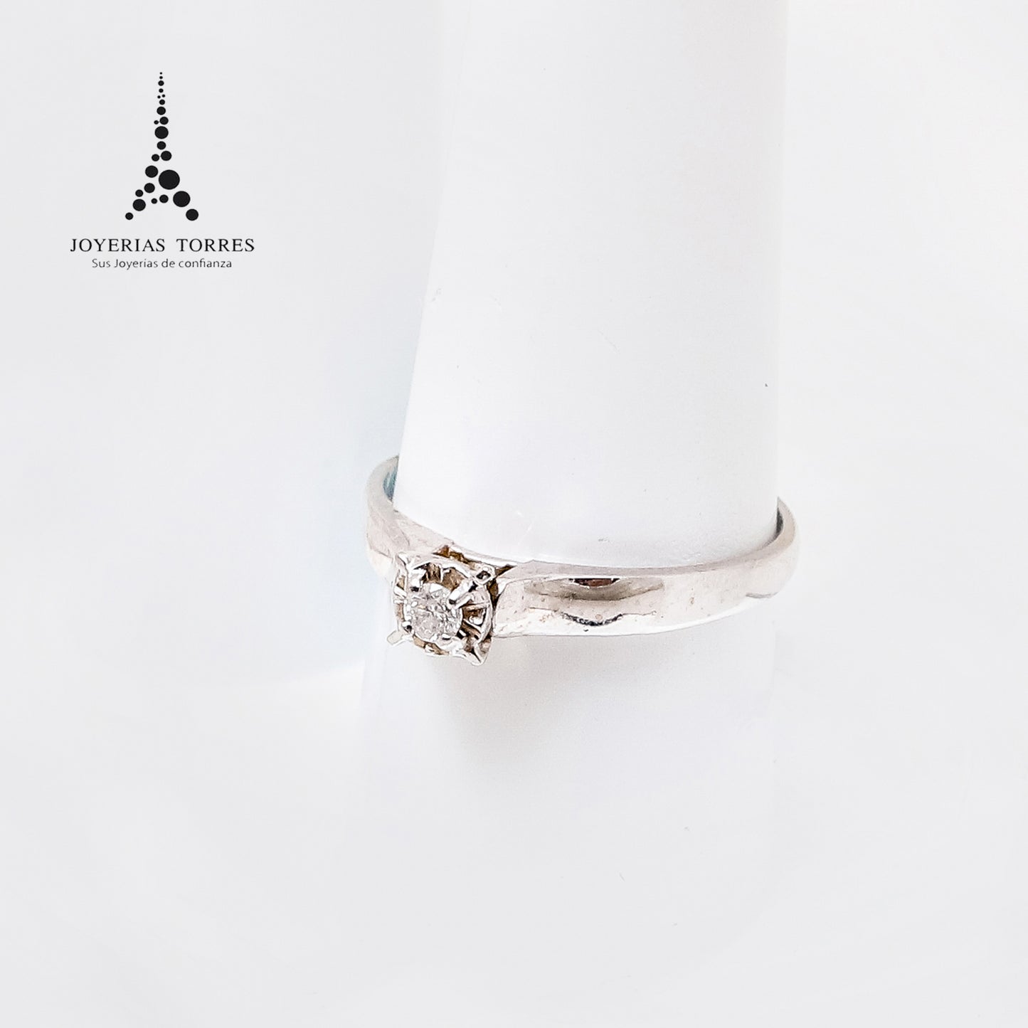 Anillo Solitario de Diseño con Diamante de Excelente Calidad 0.07Ct