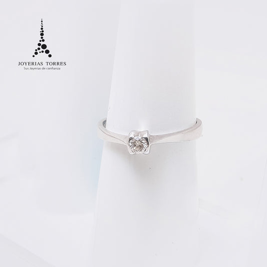 Anillo Solitario de Diseño Exclusivo con Diamante de Excelente Calidad 0.11Ct