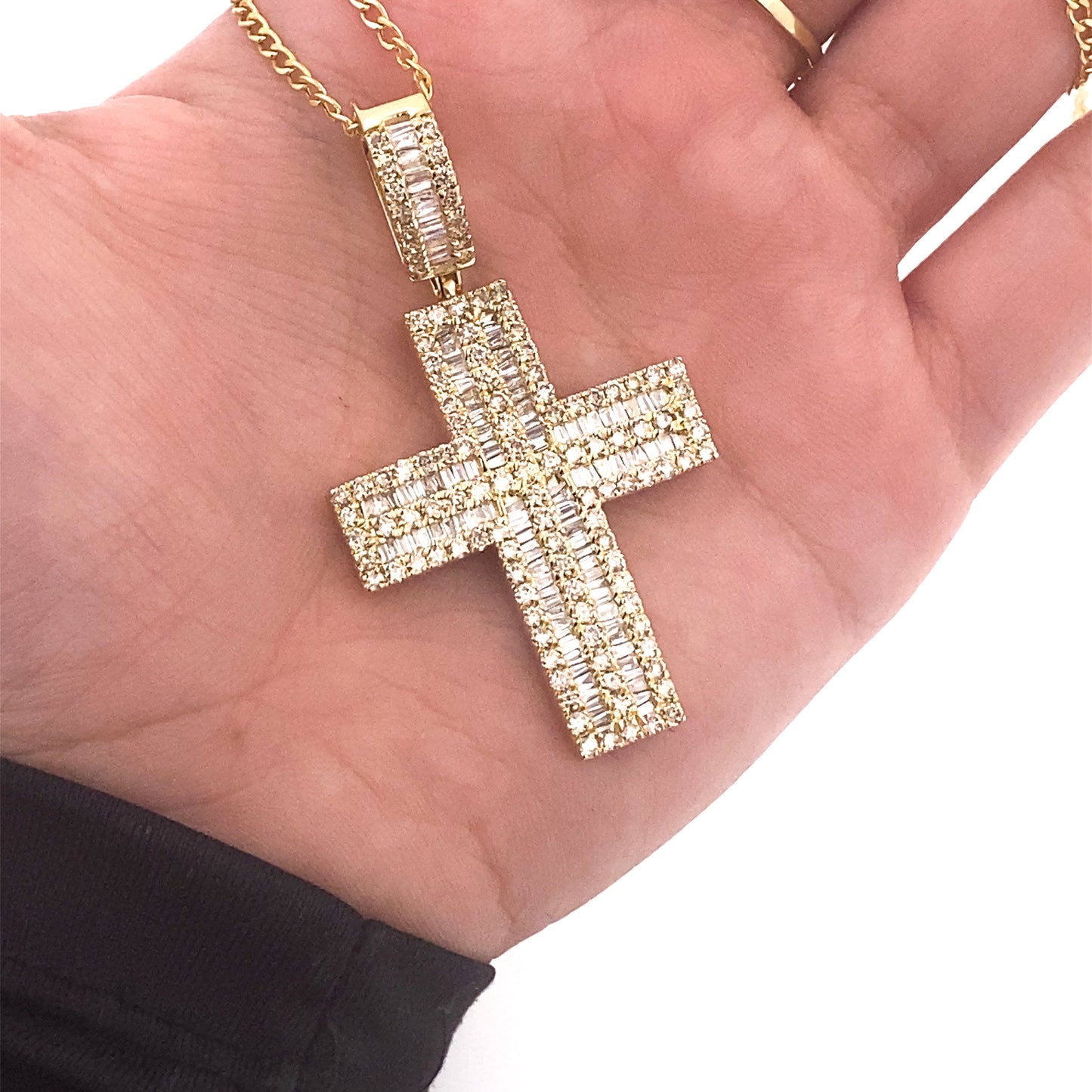 Gargantilla de Oro Amarillo Con Dije de Cruz Plano y Diamantes Incrustados