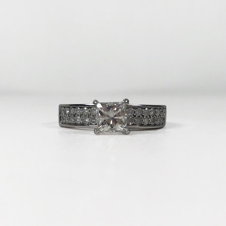 Anillo Solitario con Diamante Corte Princesa GIA  y Diamantes Latetales