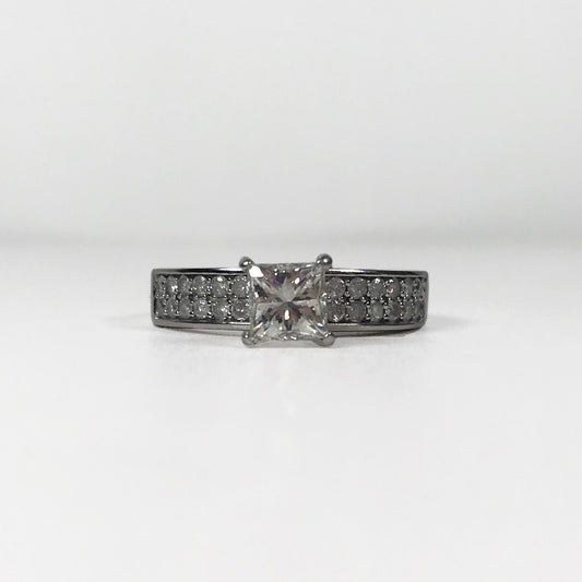 Anillo Solitario con Diamante Corte Princesa GIA  y Diamantes Latetales