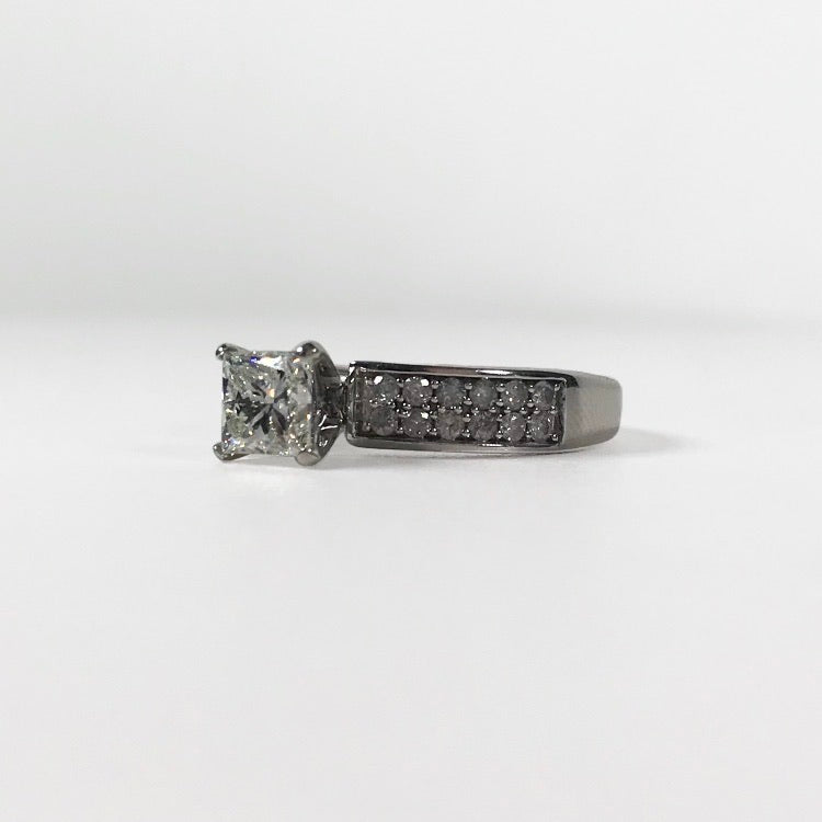 Anillo Solitario con Diamante Corte Princesa GIA  y Diamantes Latetales