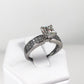 Anillo Solitario con Diamante Corte Princesa GIA  y Diamantes Latetales