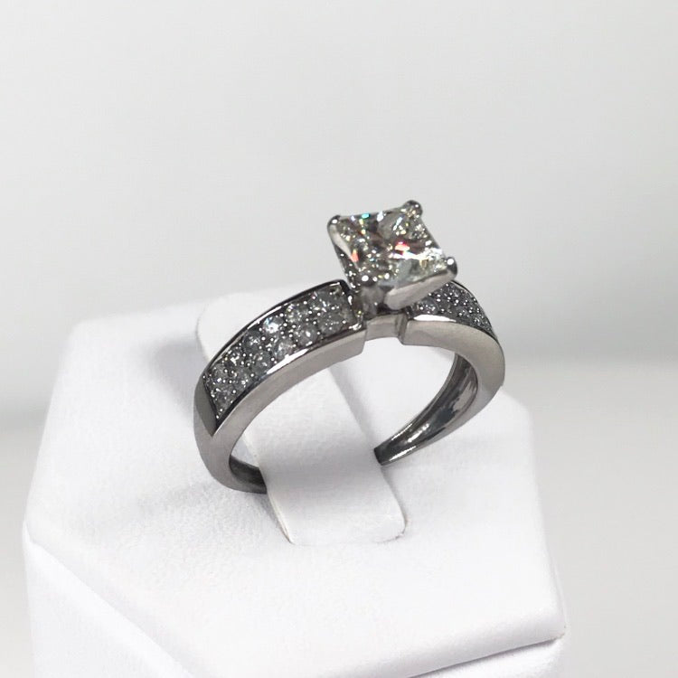 Anillo Solitario con Diamante Corte Princesa GIA  y Diamantes Latetales