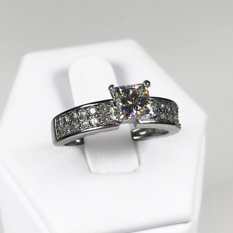 Anillo Solitario con Diamante Corte Princesa GIA  y Diamantes Latetales