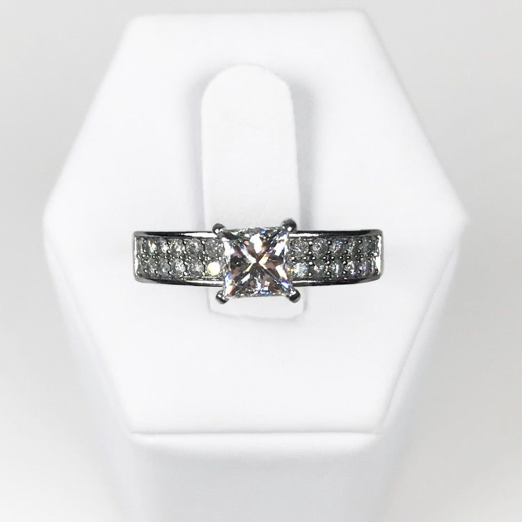 Anillo Solitario con Diamante Corte Princesa GIA  y Diamantes Latetales