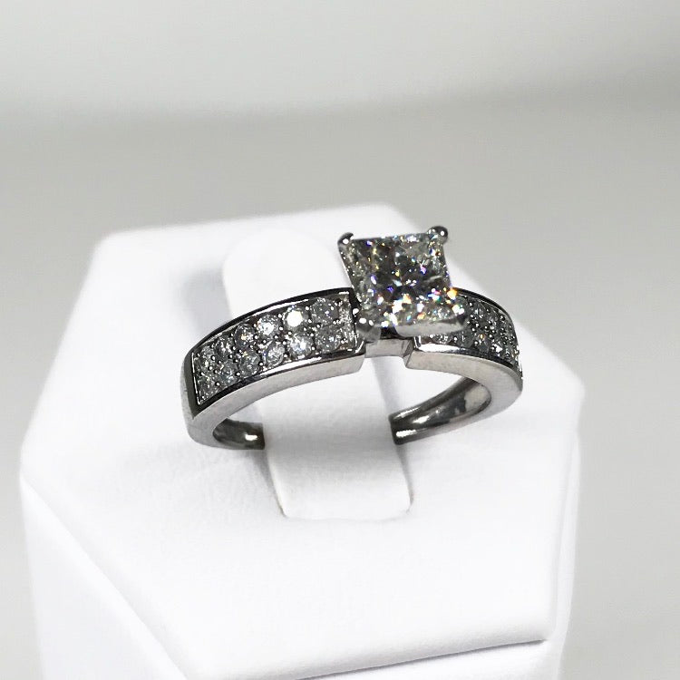 Anillo Solitario con Diamante Corte Princesa GIA  y Diamantes Latetales
